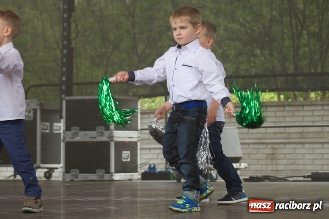 Zdjęcie w galerii na portalu naszraciborz.pl: Najmłodsi mieszkańcy gminy na scenie festynu rodzinnego w Pietrowicach Wielkich  wiadomości z regionu