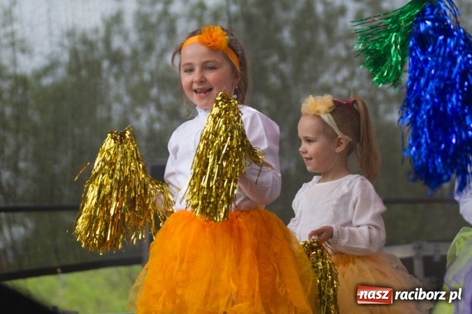 Zdjęcie w galerii na portalu naszraciborz.pl: Najmłodsi mieszkańcy gminy na scenie festynu rodzinnego w Pietrowicach Wielkich  wiadomości z regionu