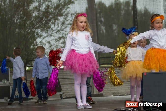 Zdjęcie w galerii na portalu naszraciborz.pl: Najmłodsi mieszkańcy gminy na scenie festynu rodzinnego w Pietrowicach Wielkich  wiadomości z regionu