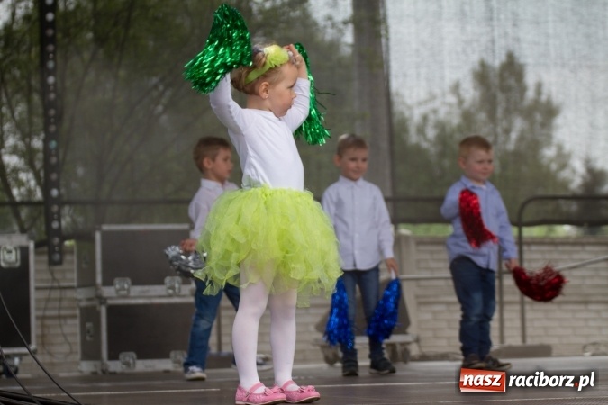 Zdjęcie w galerii na portalu naszraciborz.pl: Najmłodsi mieszkańcy gminy na scenie festynu rodzinnego w Pietrowicach Wielkich  wiadomości z regionu