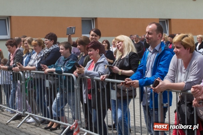 Zdjęcie w galerii na portalu naszraciborz.pl: Najmłodsi mieszkańcy gminy na scenie festynu rodzinnego w Pietrowicach Wielkich  wiadomości z regionu