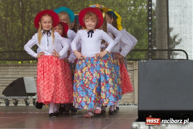 Zdjęcie w galerii na portalu naszraciborz.pl: Najmłodsi mieszkańcy gminy na scenie festynu rodzinnego w Pietrowicach Wielkich  wiadomości z regionu