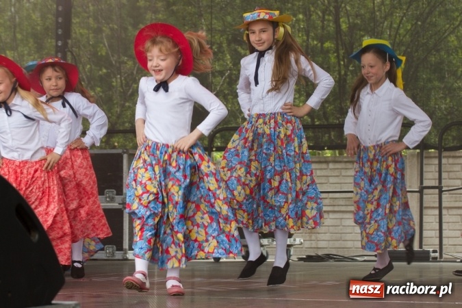 Zdjęcie w galerii na portalu naszraciborz.pl: Najmłodsi mieszkańcy gminy na scenie festynu rodzinnego w Pietrowicach Wielkich  wiadomości z regionu