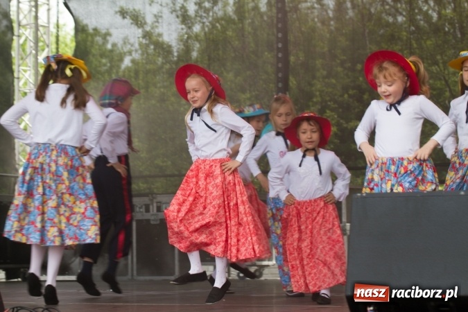 Zdjęcie w galerii na portalu naszraciborz.pl: Najmłodsi mieszkańcy gminy na scenie festynu rodzinnego w Pietrowicach Wielkich  wiadomości z regionu