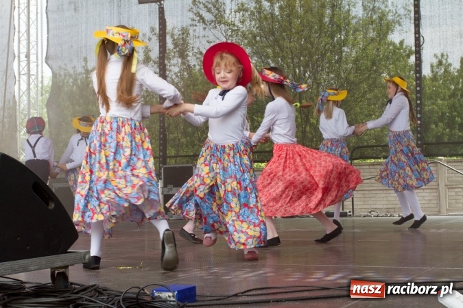 Zdjęcie w galerii na portalu naszraciborz.pl: Najmłodsi mieszkańcy gminy na scenie festynu rodzinnego w Pietrowicach Wielkich  wiadomości z regionu