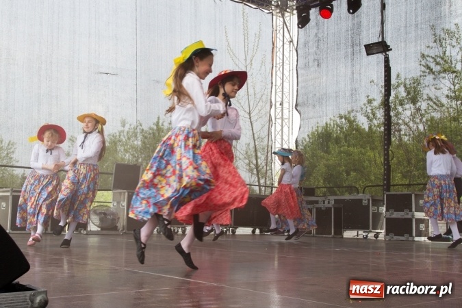 Zdjęcie w galerii na portalu naszraciborz.pl: Najmłodsi mieszkańcy gminy na scenie festynu rodzinnego w Pietrowicach Wielkich  wiadomości z regionu