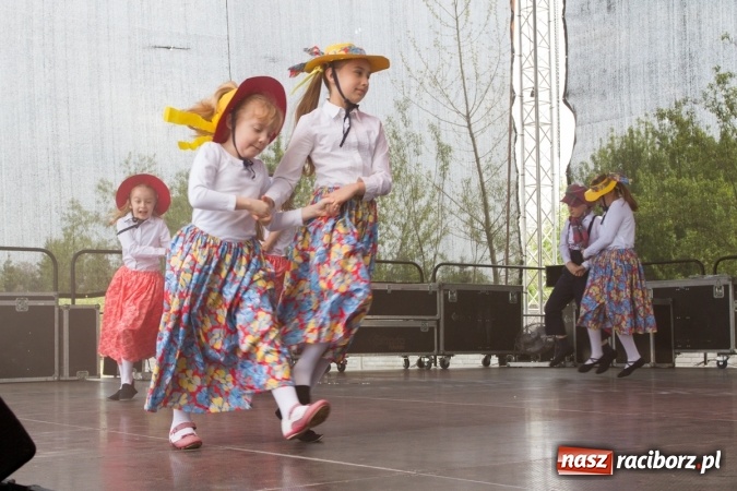 Zdjęcie w galerii na portalu naszraciborz.pl: Najmłodsi mieszkańcy gminy na scenie festynu rodzinnego w Pietrowicach Wielkich  wiadomości z regionu