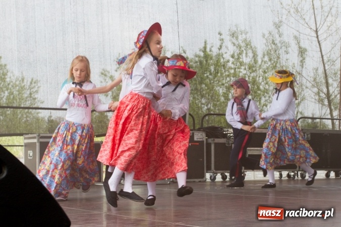 Zdjęcie w galerii na portalu naszraciborz.pl: Najmłodsi mieszkańcy gminy na scenie festynu rodzinnego w Pietrowicach Wielkich  wiadomości z regionu