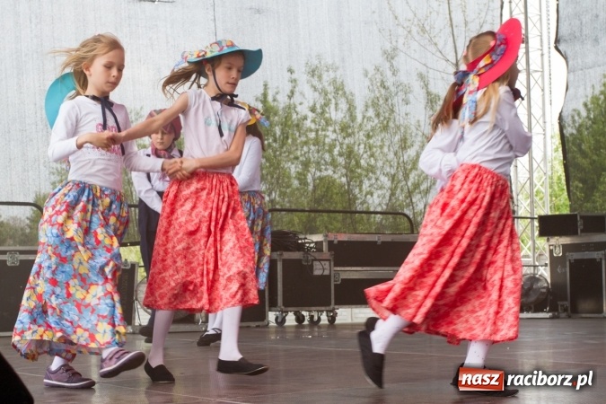 Zdjęcie w galerii na portalu naszraciborz.pl: Najmłodsi mieszkańcy gminy na scenie festynu rodzinnego w Pietrowicach Wielkich  wiadomości z regionu