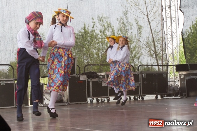 Zdjęcie w galerii na portalu naszraciborz.pl: Najmłodsi mieszkańcy gminy na scenie festynu rodzinnego w Pietrowicach Wielkich  wiadomości z regionu