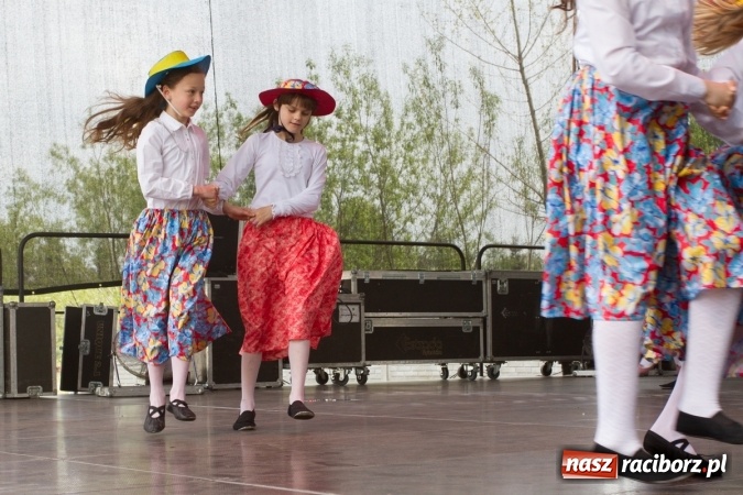 Zdjęcie w galerii na portalu naszraciborz.pl: Najmłodsi mieszkańcy gminy na scenie festynu rodzinnego w Pietrowicach Wielkich  wiadomości z regionu