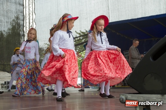 Zdjęcie w galerii na portalu naszraciborz.pl: Najmłodsi mieszkańcy gminy na scenie festynu rodzinnego w Pietrowicach Wielkich  wiadomości z regionu