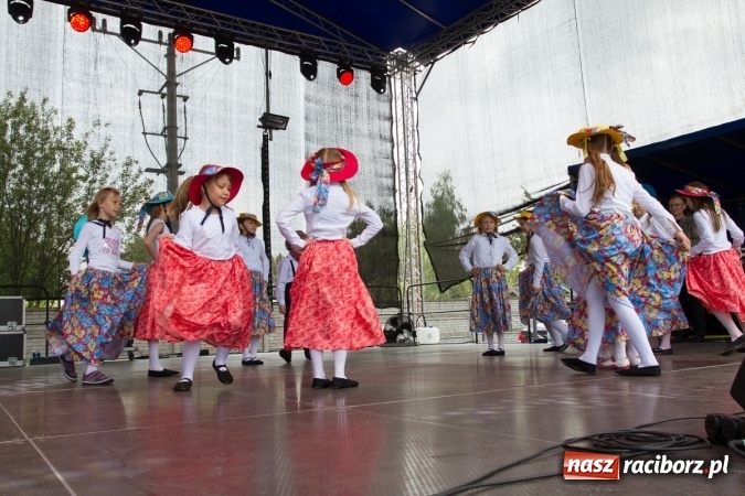 Zdjęcie w galerii na portalu naszraciborz.pl: Najmłodsi mieszkańcy gminy na scenie festynu rodzinnego w Pietrowicach Wielkich  wiadomości z regionu