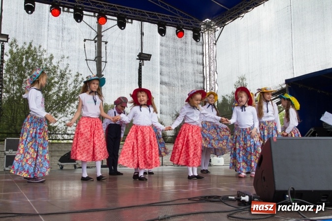 Zdjęcie w galerii na portalu naszraciborz.pl: Najmłodsi mieszkańcy gminy na scenie festynu rodzinnego w Pietrowicach Wielkich  wiadomości z regionu