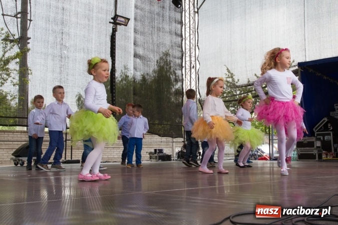 Zdjęcie w galerii na portalu naszraciborz.pl: Najmłodsi mieszkańcy gminy na scenie festynu rodzinnego w Pietrowicach Wielkich  wiadomości z regionu