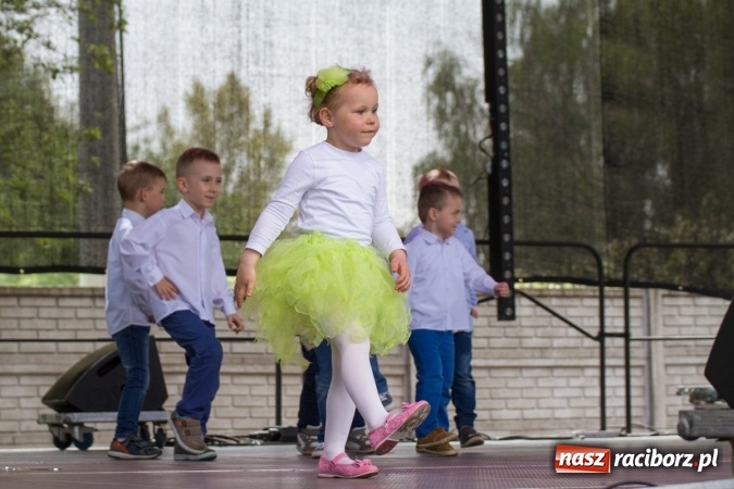 Zdjęcie w galerii na portalu naszraciborz.pl: Najmłodsi mieszkańcy gminy na scenie festynu rodzinnego w Pietrowicach Wielkich  wiadomości z regionu