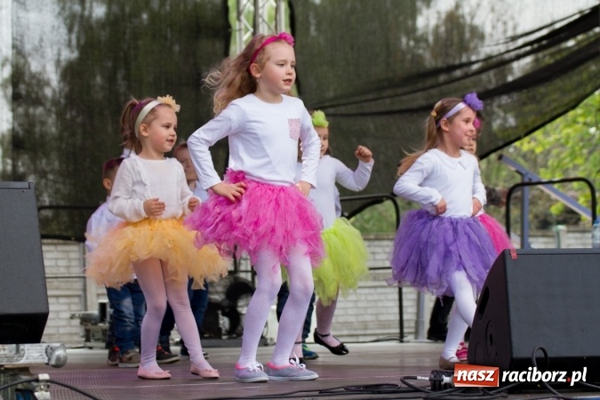 Zdjęcie w galerii na portalu naszraciborz.pl: Najmłodsi mieszkańcy gminy na scenie festynu rodzinnego w Pietrowicach Wielkich  wiadomości z regionu