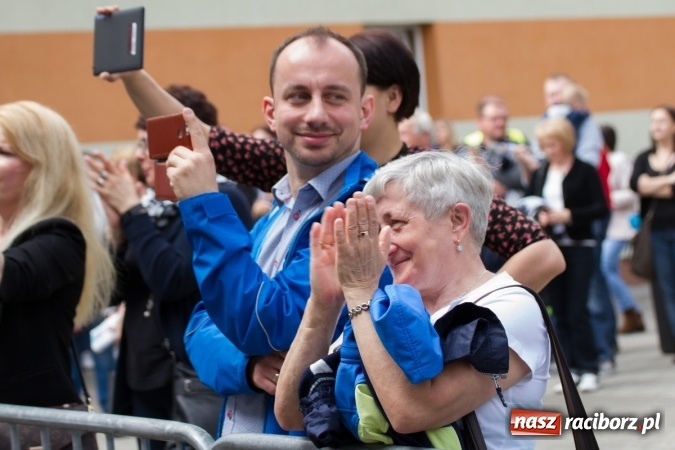 Zdjęcie w galerii na portalu naszraciborz.pl: Najmłodsi mieszkańcy gminy na scenie festynu rodzinnego w Pietrowicach Wielkich  wiadomości z regionu