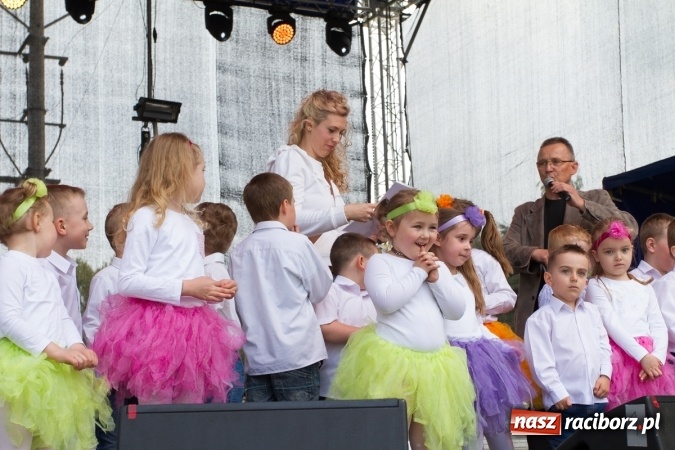 Zdjęcie w galerii na portalu naszraciborz.pl: Najmłodsi mieszkańcy gminy na scenie festynu rodzinnego w Pietrowicach Wielkich  wiadomości z regionu