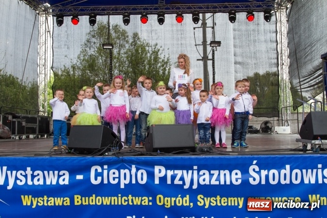 Zdjęcie w galerii na portalu naszraciborz.pl: Najmłodsi mieszkańcy gminy na scenie festynu rodzinnego w Pietrowicach Wielkich  wiadomości z regionu