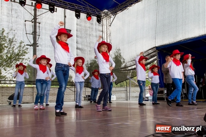 Zdjęcie w galerii na portalu naszraciborz.pl: Najmłodsi mieszkańcy gminy na scenie festynu rodzinnego w Pietrowicach Wielkich  wiadomości z regionu