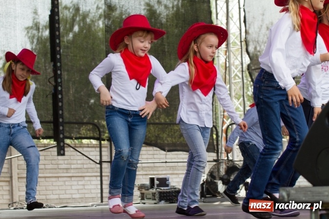 Zdjęcie w galerii na portalu naszraciborz.pl: Najmłodsi mieszkańcy gminy na scenie festynu rodzinnego w Pietrowicach Wielkich  wiadomości z regionu