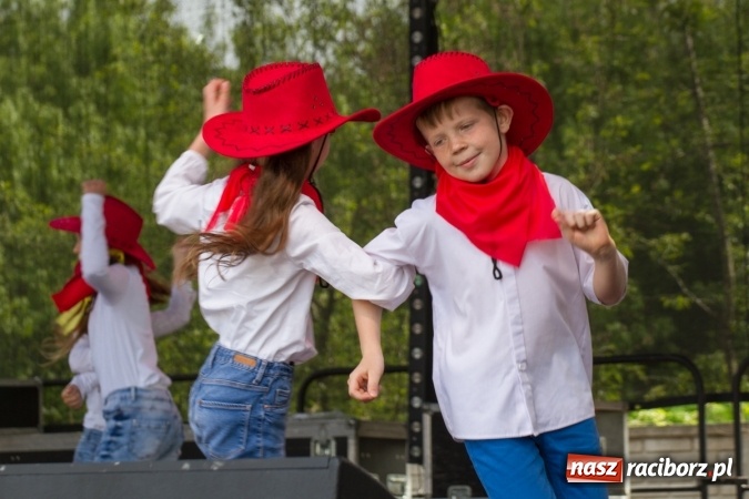 Zdjęcie w galerii na portalu naszraciborz.pl: Najmłodsi mieszkańcy gminy na scenie festynu rodzinnego w Pietrowicach Wielkich  wiadomości z regionu