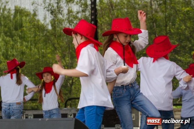 Zdjęcie w galerii na portalu naszraciborz.pl: Najmłodsi mieszkańcy gminy na scenie festynu rodzinnego w Pietrowicach Wielkich  wiadomości z regionu