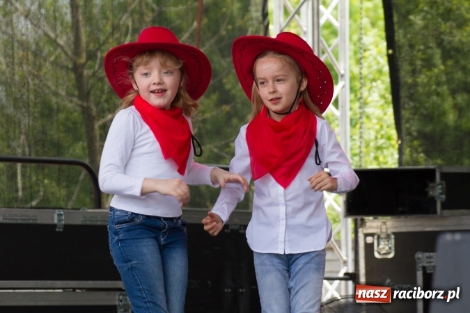Zdjęcie w galerii na portalu naszraciborz.pl: Najmłodsi mieszkańcy gminy na scenie festynu rodzinnego w Pietrowicach Wielkich  wiadomości z regionu