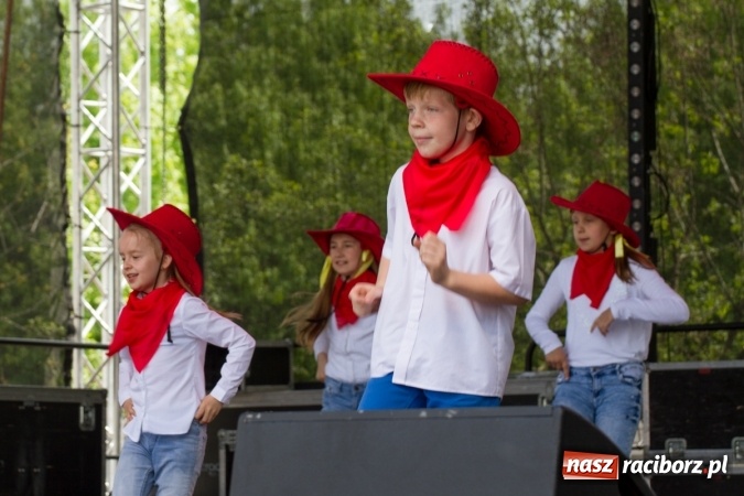 Zdjęcie w galerii na portalu naszraciborz.pl: Najmłodsi mieszkańcy gminy na scenie festynu rodzinnego w Pietrowicach Wielkich  wiadomości z regionu