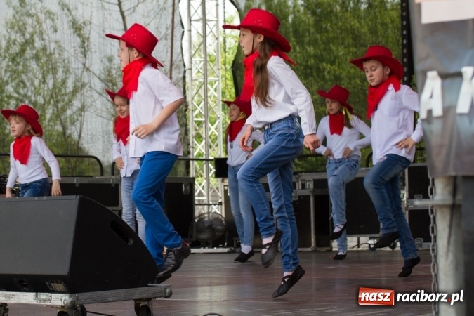 Zdjęcie w galerii na portalu naszraciborz.pl: Najmłodsi mieszkańcy gminy na scenie festynu rodzinnego w Pietrowicach Wielkich  wiadomości z regionu