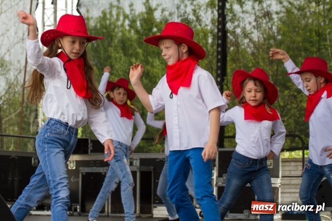 Zdjęcie w galerii na portalu naszraciborz.pl: Najmłodsi mieszkańcy gminy na scenie festynu rodzinnego w Pietrowicach Wielkich  wiadomości z regionu