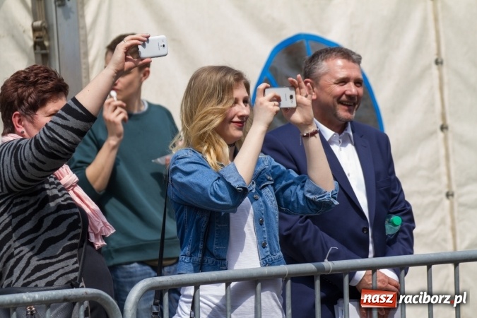 Zdjęcie w galerii na portalu naszraciborz.pl: Najmłodsi mieszkańcy gminy na scenie festynu rodzinnego w Pietrowicach Wielkich  wiadomości z regionu