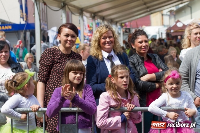 Zdjęcie w galerii na portalu naszraciborz.pl: Najmłodsi mieszkańcy gminy na scenie festynu rodzinnego w Pietrowicach Wielkich  wiadomości z regionu