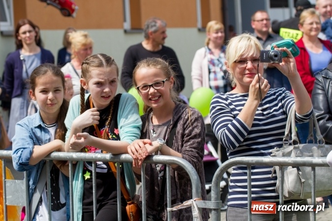 Zdjęcie w galerii na portalu naszraciborz.pl: Najmłodsi mieszkańcy gminy na scenie festynu rodzinnego w Pietrowicach Wielkich  wiadomości z regionu