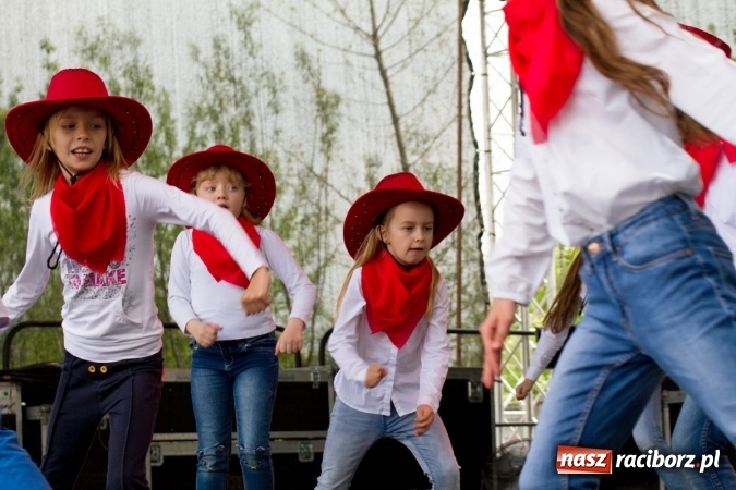 Zdjęcie w galerii na portalu naszraciborz.pl: Najmłodsi mieszkańcy gminy na scenie festynu rodzinnego w Pietrowicach Wielkich  wiadomości z regionu