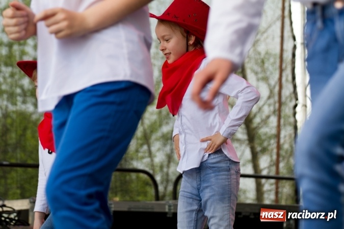 Zdjęcie w galerii na portalu naszraciborz.pl: Najmłodsi mieszkańcy gminy na scenie festynu rodzinnego w Pietrowicach Wielkich  wiadomości z regionu