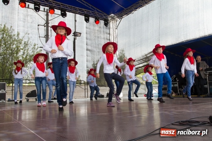 Zdjęcie w galerii na portalu naszraciborz.pl: Najmłodsi mieszkańcy gminy na scenie festynu rodzinnego w Pietrowicach Wielkich  wiadomości z regionu