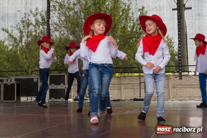 Zdjęcie w galerii na portalu naszraciborz.pl: Najmłodsi mieszkańcy gminy na scenie festynu rodzinnego w Pietrowicach Wielkich  wiadomości z regionu