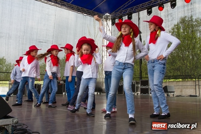 Zdjęcie w galerii na portalu naszraciborz.pl: Najmłodsi mieszkańcy gminy na scenie festynu rodzinnego w Pietrowicach Wielkich  wiadomości z regionu