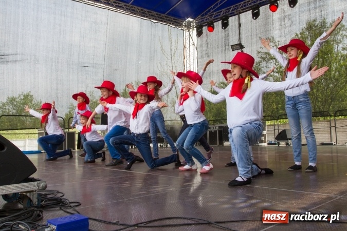 Zdjęcie w galerii na portalu naszraciborz.pl: Najmłodsi mieszkańcy gminy na scenie festynu rodzinnego w Pietrowicach Wielkich  wiadomości z regionu