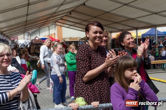 Zdjęcie w galerii na portalu naszraciborz.pl: Najmłodsi mieszkańcy gminy na scenie festynu rodzinnego w Pietrowicach Wielkich  wiadomości z regionu