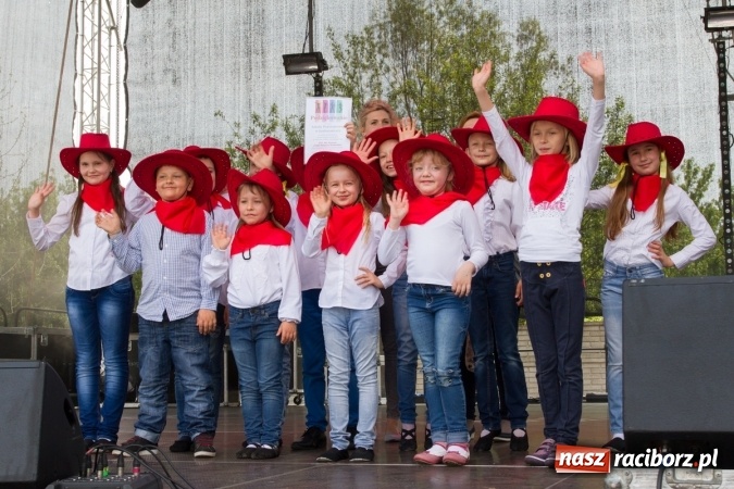 Zdjęcie w galerii na portalu naszraciborz.pl: Najmłodsi mieszkańcy gminy na scenie festynu rodzinnego w Pietrowicach Wielkich  wiadomości z regionu
