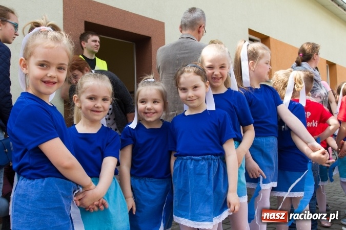 Zdjęcie w galerii na portalu naszraciborz.pl: Najmłodsi mieszkańcy gminy na scenie festynu rodzinnego w Pietrowicach Wielkich  wiadomości z regionu