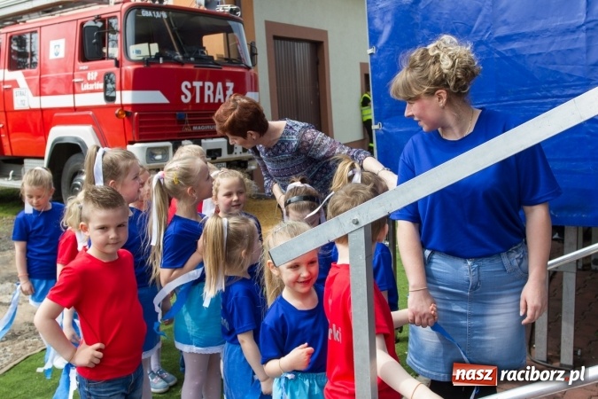 Zdjęcie w galerii na portalu naszraciborz.pl: Najmłodsi mieszkańcy gminy na scenie festynu rodzinnego w Pietrowicach Wielkich  wiadomości z regionu
