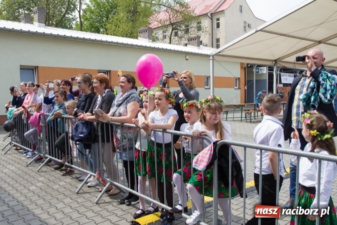 Zdjęcie w galerii na portalu naszraciborz.pl: Najmłodsi mieszkańcy gminy na scenie festynu rodzinnego w Pietrowicach Wielkich  wiadomości z regionu