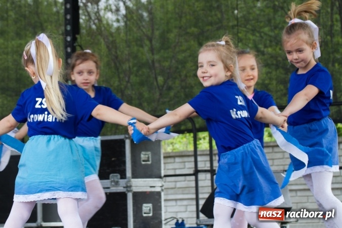Zdjęcie w galerii na portalu naszraciborz.pl: Najmłodsi mieszkańcy gminy na scenie festynu rodzinnego w Pietrowicach Wielkich  wiadomości z regionu