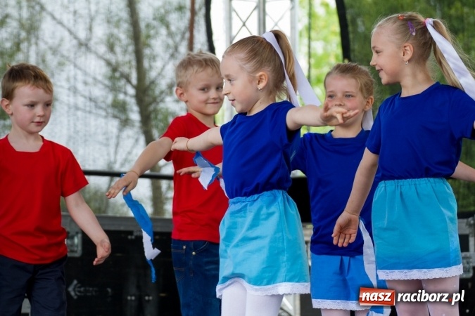 Zdjęcie w galerii na portalu naszraciborz.pl: Najmłodsi mieszkańcy gminy na scenie festynu rodzinnego w Pietrowicach Wielkich  wiadomości z regionu