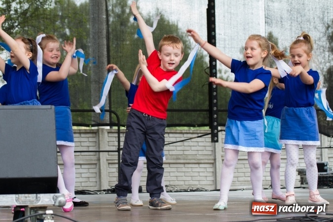 Zdjęcie w galerii na portalu naszraciborz.pl: Najmłodsi mieszkańcy gminy na scenie festynu rodzinnego w Pietrowicach Wielkich  wiadomości z regionu
