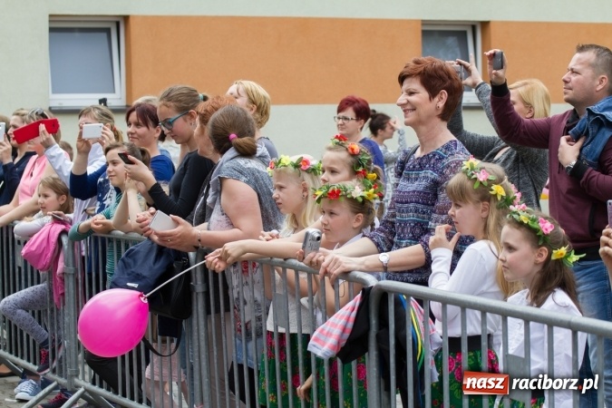 Zdjęcie w galerii na portalu naszraciborz.pl: Najmłodsi mieszkańcy gminy na scenie festynu rodzinnego w Pietrowicach Wielkich  wiadomości z regionu